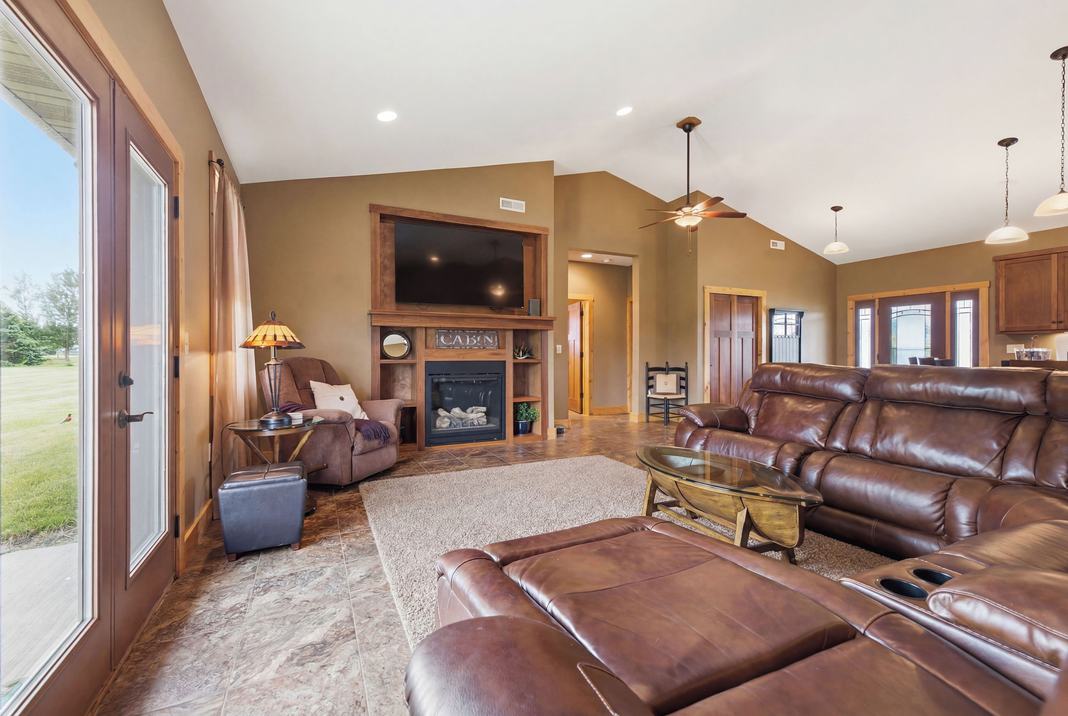 Elevated Luxury 4-bedroom Cabin In Devils Lake With Fishing Access - North Dakota