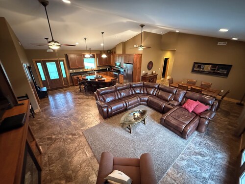 Elevated Luxury 4-bedroom cabin in Devils Lake with Fishing Access