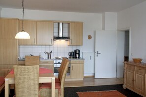 Private kitchen - Bright vacation apartment Horizont with large Art Nouveau windows & Baltic Sea flair (Kühlungsborn)