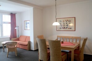 Dining - Bright vacation apartment Horizont with large Art Nouveau windows & Baltic Sea flair (Kühlungsborn)
