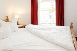 WiFi, bed sheets - Bright vacation apartment Horizont with large Art Nouveau windows & Baltic Sea flair (Kühlungsborn)