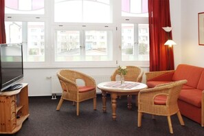 Living area - Bright vacation apartment Horizont with large Art Nouveau windows & Baltic Sea flair (Kühlungsborn)