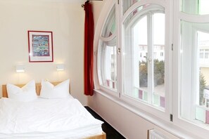 WiFi, bed sheets - Bright vacation apartment Horizont with large Art Nouveau windows & Baltic Sea flair (Kühlungsborn)