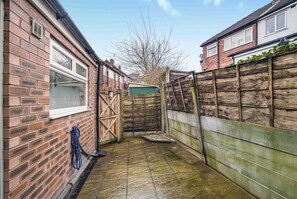 Property grounds - Cozy 3-Bedroom Home in Droylsden (Manchester)