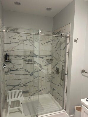 Shower, hair dryer, towels, soap - Perfect 3-bedroom house with AC in soothing Waterview @ Baypoint (Lakeside Marblehead)