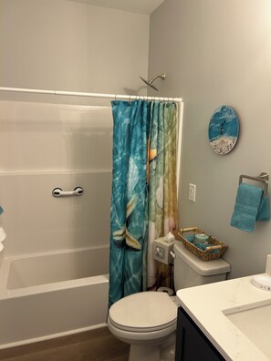 Dusche, Haartrockner, Handtücher, Seife