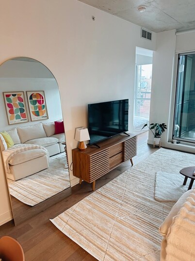 Cozy Condo perfect for couples or family in the heart of Leslieville Toronto!