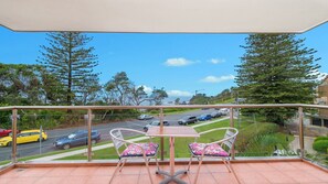 Outdoor dining - Unit 60 Beachpark Apartments (Port Macquarie)