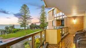 Terrace/patio - Beachside Bliss - Waterfront apartment (Port Macquarie)