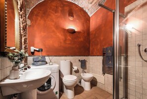 Bathroom - Loft with Stone vaults in Villa Storica (Matraia)