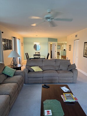Living area - Spacious 3-bedroom condo in welcoming New Smyrna Beach (new Smyrna Beach)