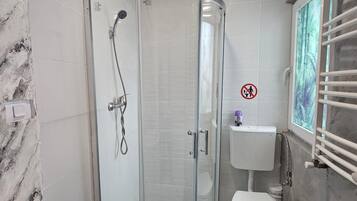 Dusche, Haartrockner, Handtücher, Toilettenpapier