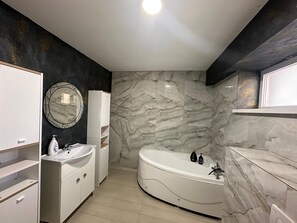 Shower, hair dryer, towels, toilet paper - Serene 7-bedroom chalet with AC in charming Iași (Iași)