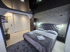 Iron/ironing board, WiFi, bed sheets - Serene 7-bedroom chalet with AC in charming Iași (Iași)