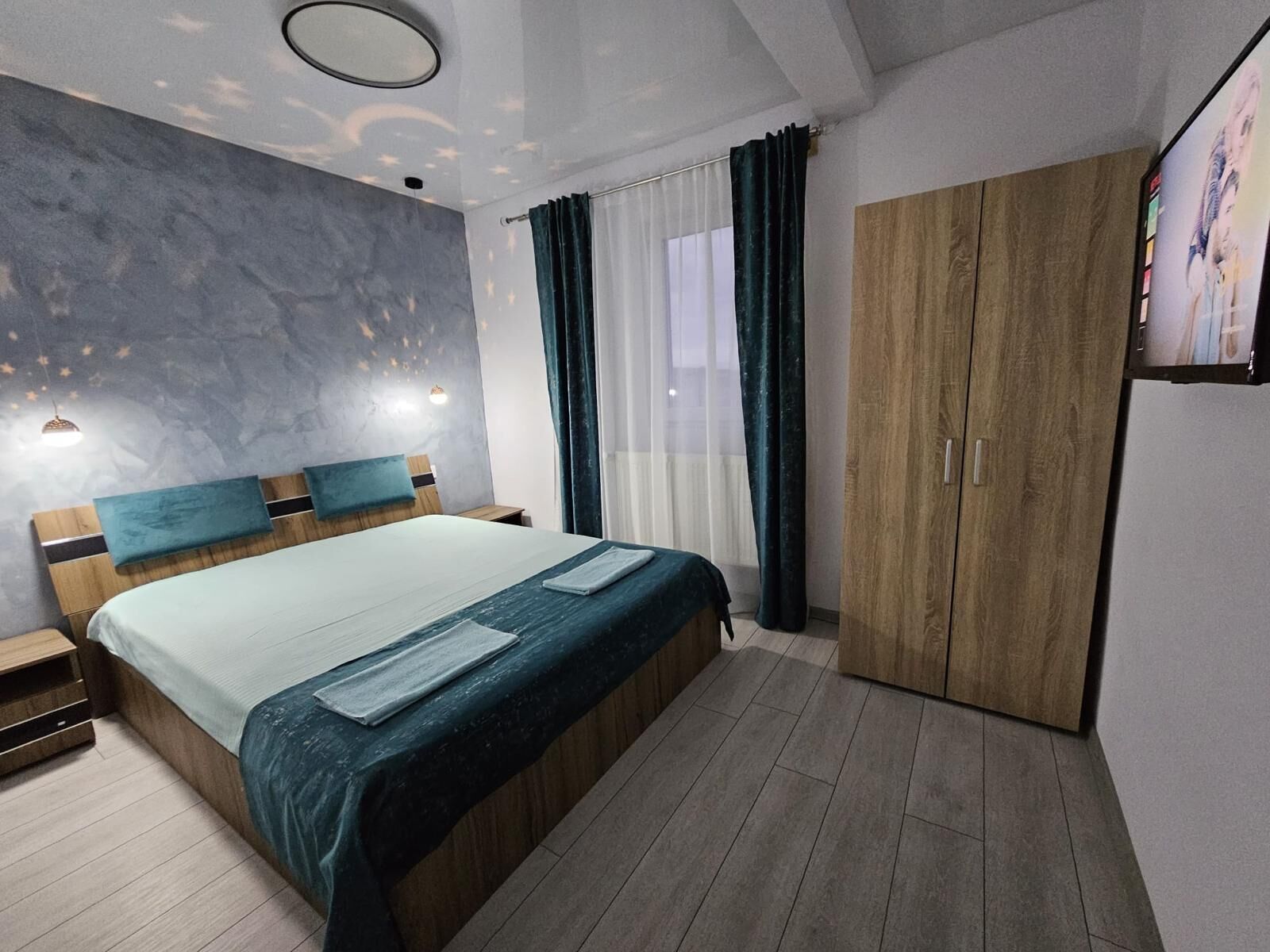 Tabla de planchar con plancha, wifi y ropa de cama 