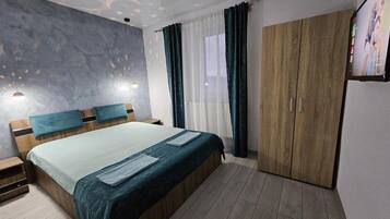 Tabla de planchar con plancha, wifi y ropa de cama