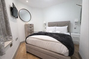 Iron/ironing board, WiFi, bed sheets - Prime Mayfair Apartment Central Location 33sgC (Greater London)