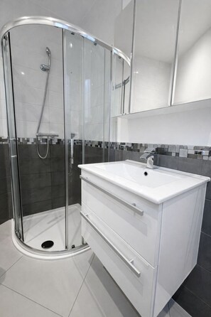 Hair dryer, towels - Mayfair Luxury 1BR • Unbeatable Location - 33SGA (Greater London)