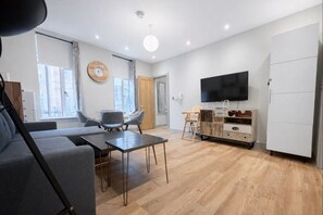 TV - Mayfair Luxury 1BR • Unbeatable Location - 33SGA (Greater London)