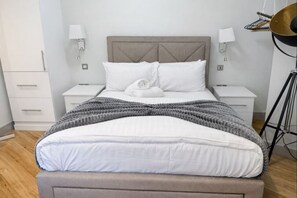 Iron/ironing board, WiFi, bed sheets - Mayfair Luxury 1BR • Unbeatable Location - 33SGA (Greater London)