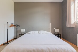 2 bedrooms, WiFi, bed sheets - Holiday Home 'Gite Clémentine' with Private Terrace, Shared Garden and Wi-Fi (Baromesnil)