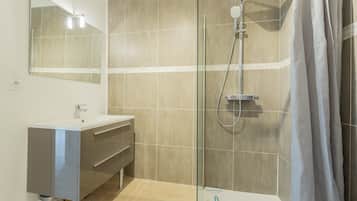 Ducha, secador de pelo, toallas