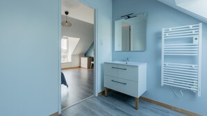 A modern bathroom with a white vanity, a mirror, and a built-in towel rack. - Holiday Home 'Gite Clémentine' with Private Terrace, Shared Garden and Wi-Fi (Baromesnil)