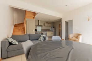 TV - Holiday Home 'Gite Clémentine' with Private Terrace, Shared Garden and Wi-Fi (Baromesnil)