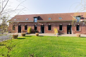 Exterior - Holiday Home 'Gite Clémentine' with Private Terrace, Shared Garden and Wi-Fi (Baromesnil)