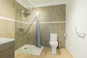 Shower, hair dryer, towels - Holiday Home 'Gite Clémentine' with Private Terrace, Shared Garden and Wi-Fi (Baromesnil)