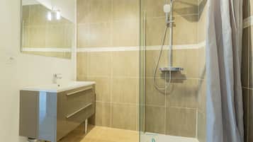 Dusche, Haartrockner, Handtücher