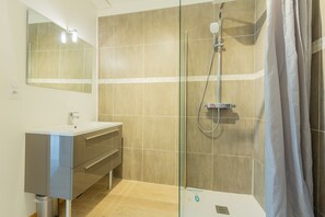 Shower, hair dryer, towels - Holiday Home 'Gite Clémentine' with Private Terrace, Shared Garden and Wi-Fi (Baromesnil)