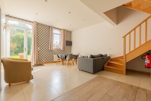 TV - Holiday Home 'Gite Clémentine' with Private Terrace, Shared Garden and Wi-Fi (Baromesnil)