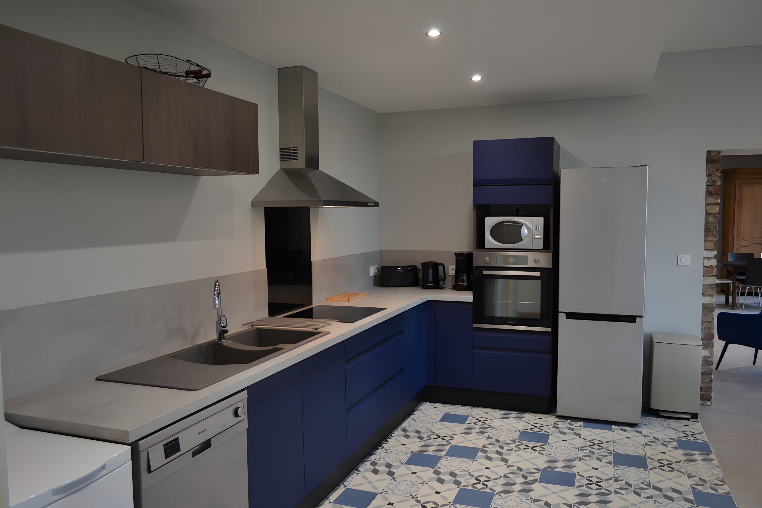 Kjøleskap, mikrobølgeovn, ovn og kokeplater