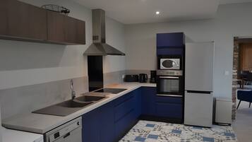 Kjøleskap, mikrobølgeovn, ovn og kokeplater