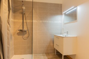 Een douche, een haardroger, handdoeken