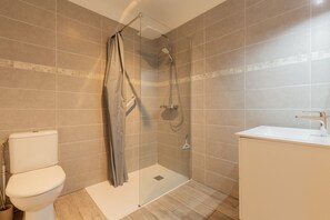 Dusche, Haartrockner, Handtücher