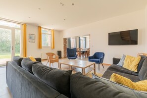 TV - Holiday Home 'Gite Baie De Somme' with Private Terrace, Private Garden and Wi-Fi (Baromesnil)