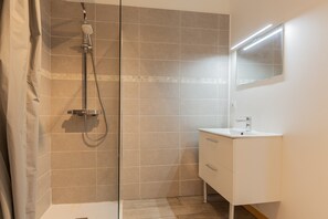 Dusche, Haartrockner, Handtücher