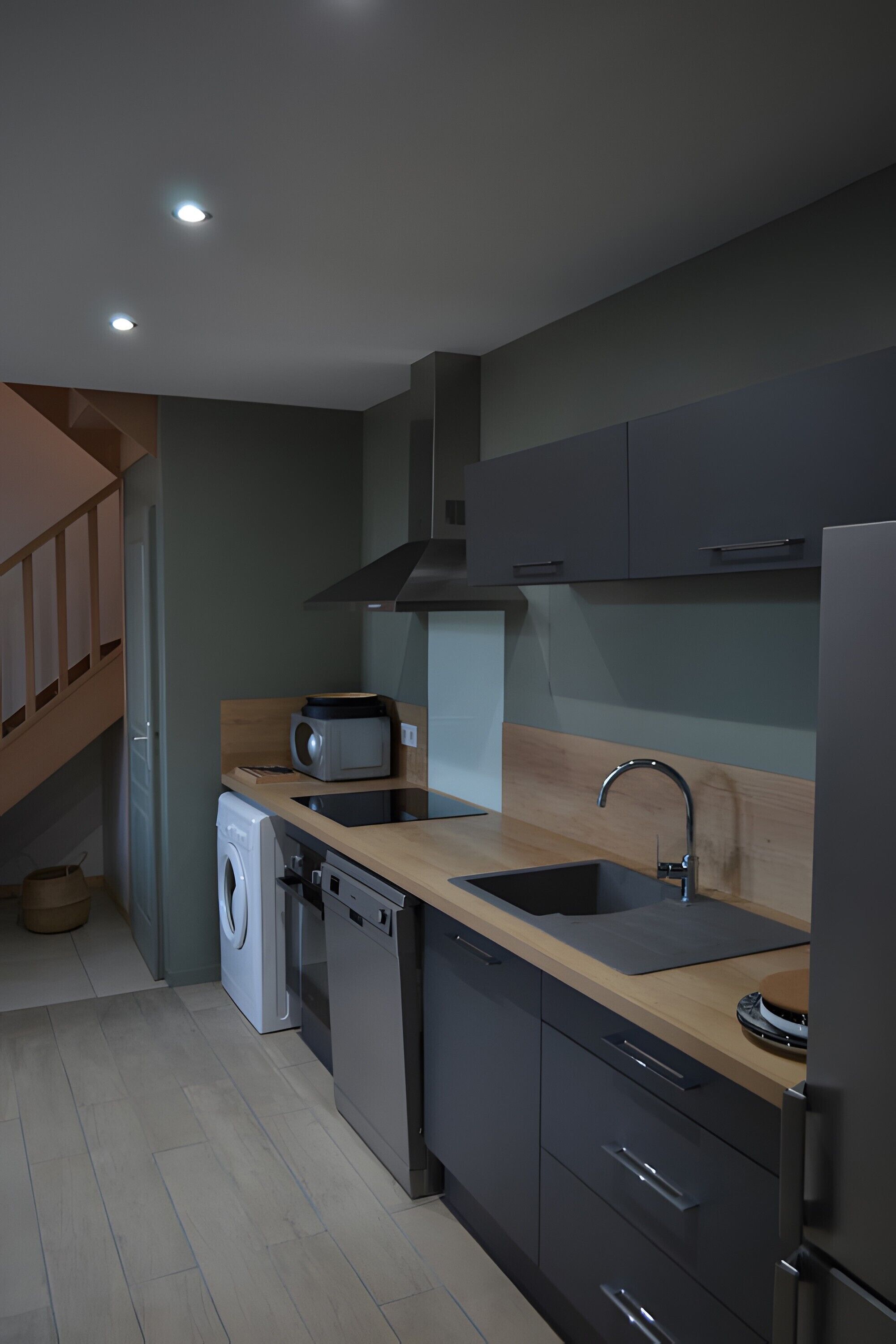 Kylskåp, mikrovågsugn, ugn och spishäll