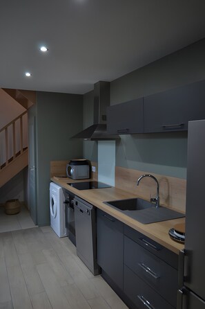 Kylskåp, mikrovågsugn, ugn och spishäll