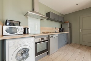 Een koelkast, een magnetron, een oven, een kookplaat