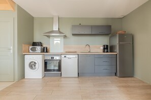 Refrigerador, microondas, horno, placa de cocina