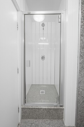 Hair dryer, towels - Stylish 1-Bedroom in the Heart of Soho WD5 (London)