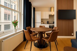 Dining - Stylish 1-Bedroom in the Heart of Soho WD5 (London)