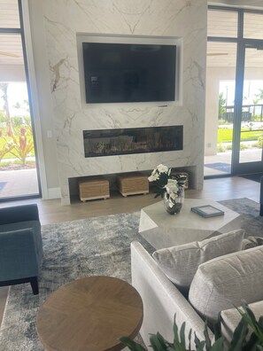 Smart TV - 
Resort-Style 3BR 2 Living Rooms, TVs in Every Bedroom & Steps to the Pool. (Naples)