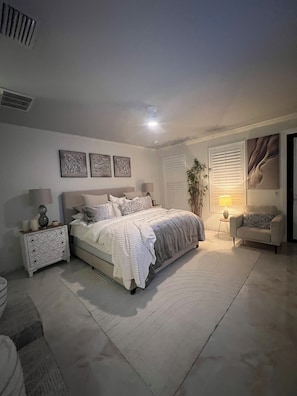 3 bedrooms, iron/ironing board, WiFi, bed sheets - 
Resort-Style 3BR 2 Living Rooms, TVs in Every Bedroom & Steps to the Pool. (Naples)