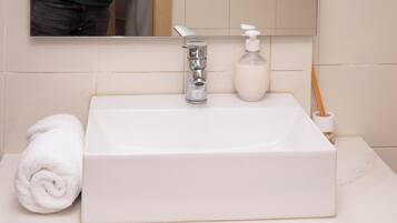 Een haardroger, een bidet, handdoeken, zeep