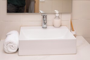 Secadora de cabello, bidet, toallas, jabón 