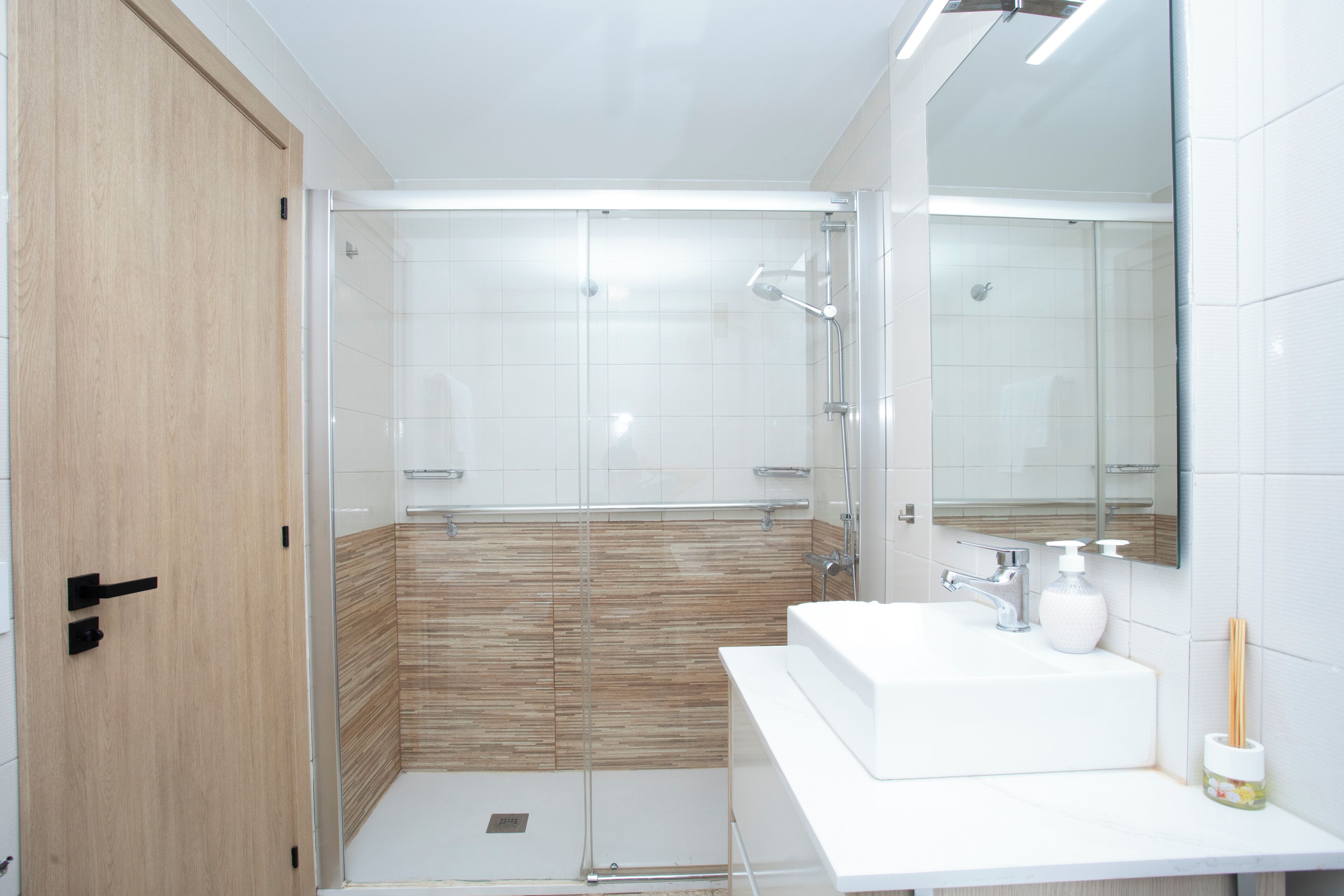 Asciugacapelli, bidet, asciugamani, sapone